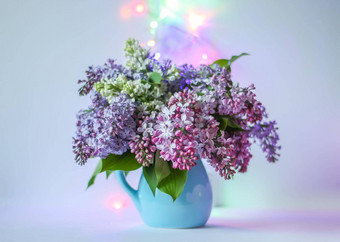美丽的花束香紫色的花蓝色的陶瓷花瓶光背景紫丁香寻常的紫丁香植物