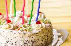传统的甜蜜的生日蛋糕色彩斑斓的蜡烛