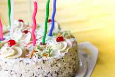 传统的甜蜜的生日蛋糕色彩斑斓的蜡烛