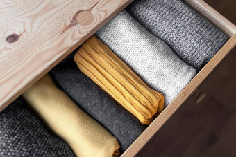 开放木梳妆台抽屉里温暖的针织羊毛衣服首页垂直存储衣柜组织