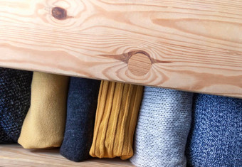 开放木梳妆台抽屉里温暖的针织羊毛衣服首页垂直存储衣柜组织