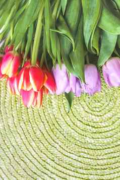 春天美丽的郁金香花绿色柳条的地方席背景母亲的一天问候卡节日装饰花作文
