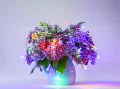 美丽的花束香紫色的花蓝色的陶瓷花瓶光背景紫丁香寻常的紫丁香植物