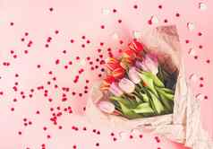 春天美丽的郁金香花软柔和的粉红色的背景红色的心俗丽的母亲的一天问候卡节日装饰花作文