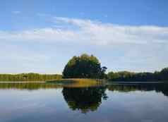 湖拉脱维亚小岛夏天景观