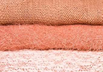 桩温暖的秋天冬天针织毛衣首页衣柜架子上衣服颜色生活珊瑚