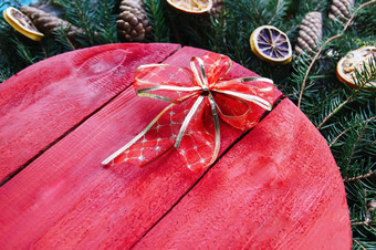 圣诞节一年冬天假期作文红色的木表面绿色枞树形分支机构干橙色片视锥细胞礼物盒子红色的弓