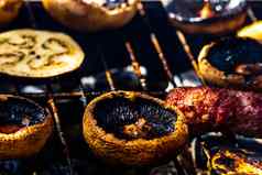 烧烤肉卷被称为小mititei蔬菜煳烧烤木炭烧烤燃烧火
