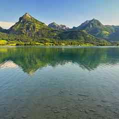 沃尔夫冈湖湖夏天美丽的奥地利景观湖山阿尔卑斯山脉