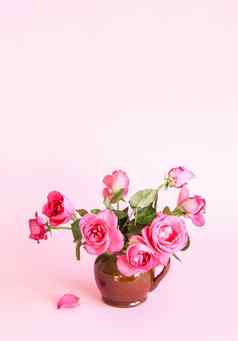 美丽的玫瑰粉红色的背景陶瓷花瓶