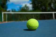 前视图明亮的网球球蓝色的地毯打开法院