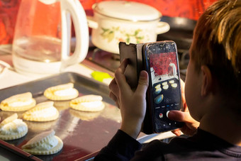 孩子需要<strong>图片</strong>烹饪过程智能手机男孩移动电话需要<strong>图片</strong>饼干锅