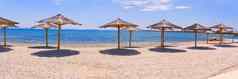 空海滩克罗地亚遮阳篷蓝色的天空背景亚得里亚海海滨夏天背景横幅