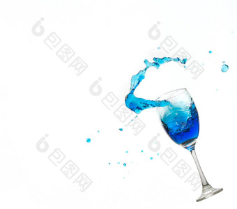 酒玻璃白色背景一点点蓝色的水飞溅