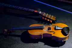 古董小提琴黑暗背景复古的音乐的仪器