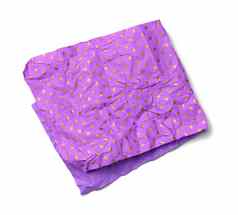 一块折叠皱巴巴的紫色的纸包装礼物孤立的白色背景
