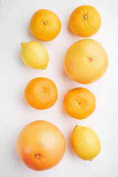 色彩斑斓的柑橘类水果白色石头表格背景前视图平躺