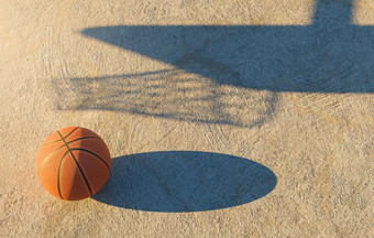 篮球球混凝土地板上