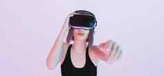 高加索人女孩玩虚拟现实护目镜