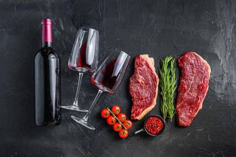 生牛肉干牛排调味料草本植物瓶玻璃红色的酒黑色的变形表格前视图