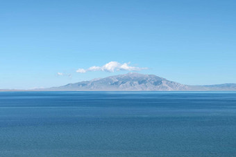 湖山阳光明媚的一天拍摄幅赛里木湖新疆中国