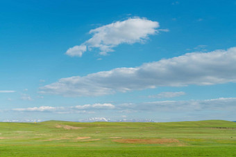 巨大的<strong>草原</strong>白雪覆盖的山照片bayinbuluke<strong>草原新疆</strong>中国