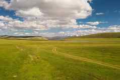 草原蓝色的天空白色云照片bayinbuluke草原新疆中国