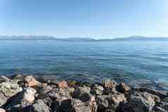 平静表面湖岩石拍摄幅赛里木湖新疆中国