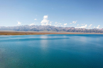 湖草原阳光明媚的一天拍摄幅赛里木湖新疆中国
