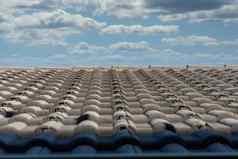 灰色Terracotta屋顶瓷砖行屋顶
