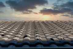 灰色Terracotta屋顶瓷砖行屋顶