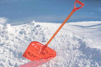 雪铲卡住了雪堆冬天冬天雪删除清洁街雪飘白色桩雪雪天气冬天红色的铲雪晶体