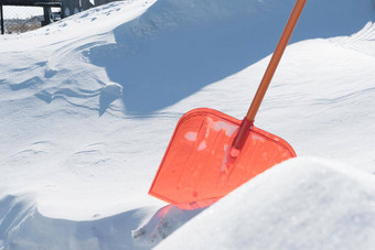 雪铲卡住了雪堆冬天冬天雪删除清洁街雪飘白色桩雪雪霜天气冬天红色的铲雪晶体