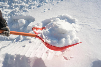 雪铲卡住了雪堆冬天冬天雪删除清洁街雪飘白色桩雪雪霜天气冬天红色的铲雪晶体