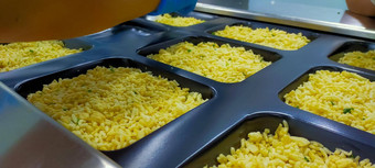 冻炸大米蛋塑料托盘等待前密封标签热成型机食物工厂冻食物行业准备好了餐过程制造业食物包装行业