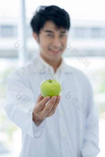 <strong>绿色</strong>苹果举行聪明的科学家男人。实验室教室概念<strong>健康</strong>的水果好食物<strong>健康</strong>人