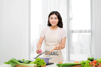 年轻的女人烹饪厨房健康的食物节食概念健康的生活方式烹饪首页准备食物