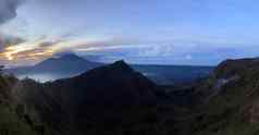 日出视图山巴图尔巴厘岛印尼股票照片