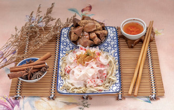 中国人蒸大米面条豆发芽服务炖猪肉豆腐脆鱿鱼甜蜜的我是酱汁陶瓷板