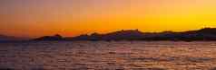 美丽的明亮的色彩斑斓的日落地中海海岛屿山船