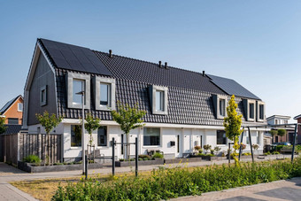 新构建房子太阳能面板附加屋顶阳光明媚的天空关闭建筑黑色的太阳能面板Zonnepanelenzonne能量翻译太阳能面板太阳能源