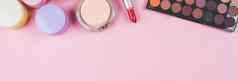 集化妆品化妆工具孤立的粉红色的背景前视图平躺刷口红化妆调色板工具包人复制空间集团对象美集合化妆