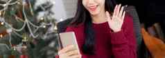 年轻的亚洲女人自拍视频调用在线朋友圣诞节一天电话首页社会距离正常的女视频会议智能手机沟通假期概念