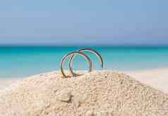 一对婚礼环沙子热带海滩
