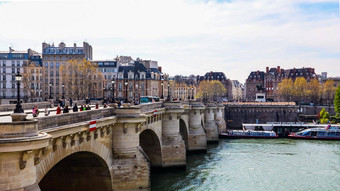 巴黎法国4月桥甲板Neuf他的河美丽的历史建筑巴黎
