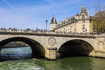 巴黎法国4月桥甲板saint-michel他的河美丽的历史建筑巴黎