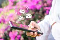 女人手智能手机显示电子邮件recieve通知图标流行屏幕移动电话业务沟通