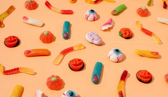 色彩斑斓的糖果万圣节聚会，派对橙色背景高角视图