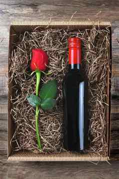 红色的玫瑰酒瓶盒子