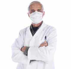 医生穿实验室外套外科手术面具手臂折叠孤立的白色